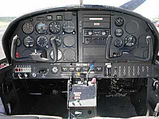 Cockpit Morana Rallye Commodore Domergue Aviation